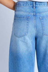 CARSON BARREL JEAN - MID BLUE