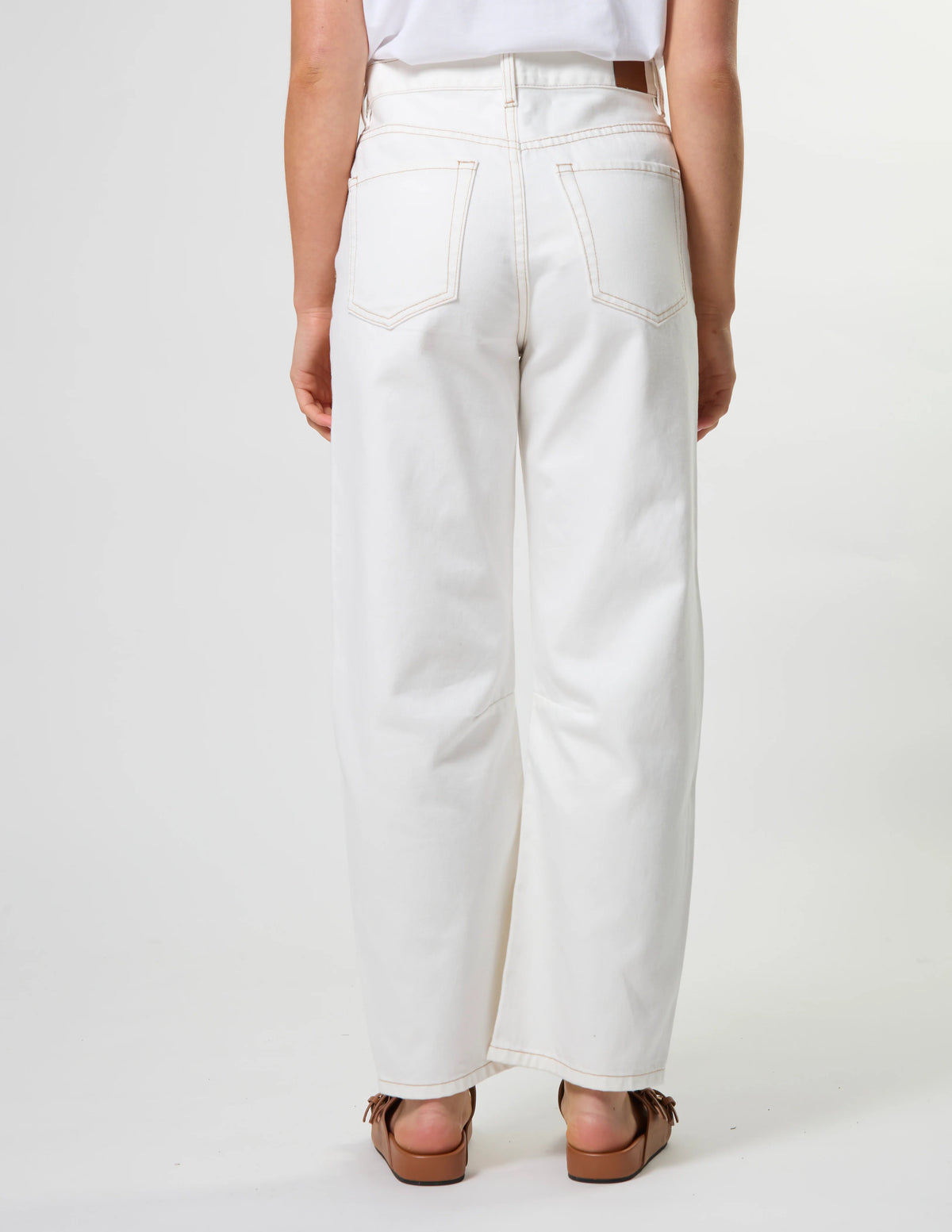 CARSON BARREL JEAN - ECRU