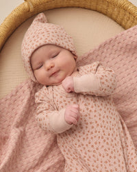Quincy Mae | Knotted Baby Gown + Hat Set || Posy