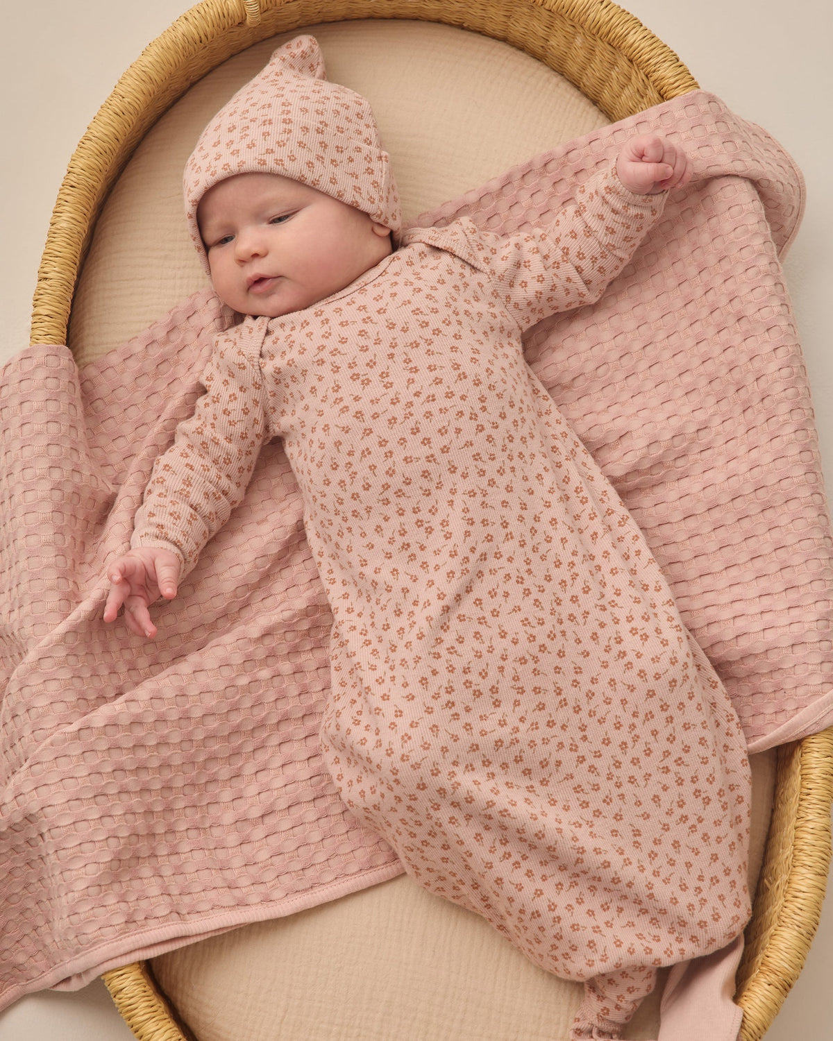 Quincy Mae | Knotted Baby Gown + Hat Set || Posy